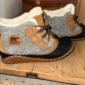 Kids Sorel winter boots, size 1, fleece linked, waterproof